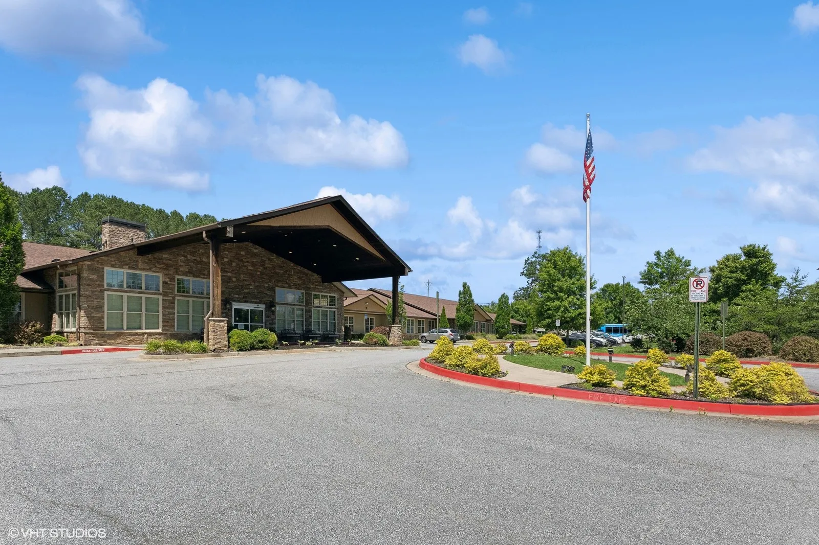 01_3333ECherokeeDr_579_FrontView_Large