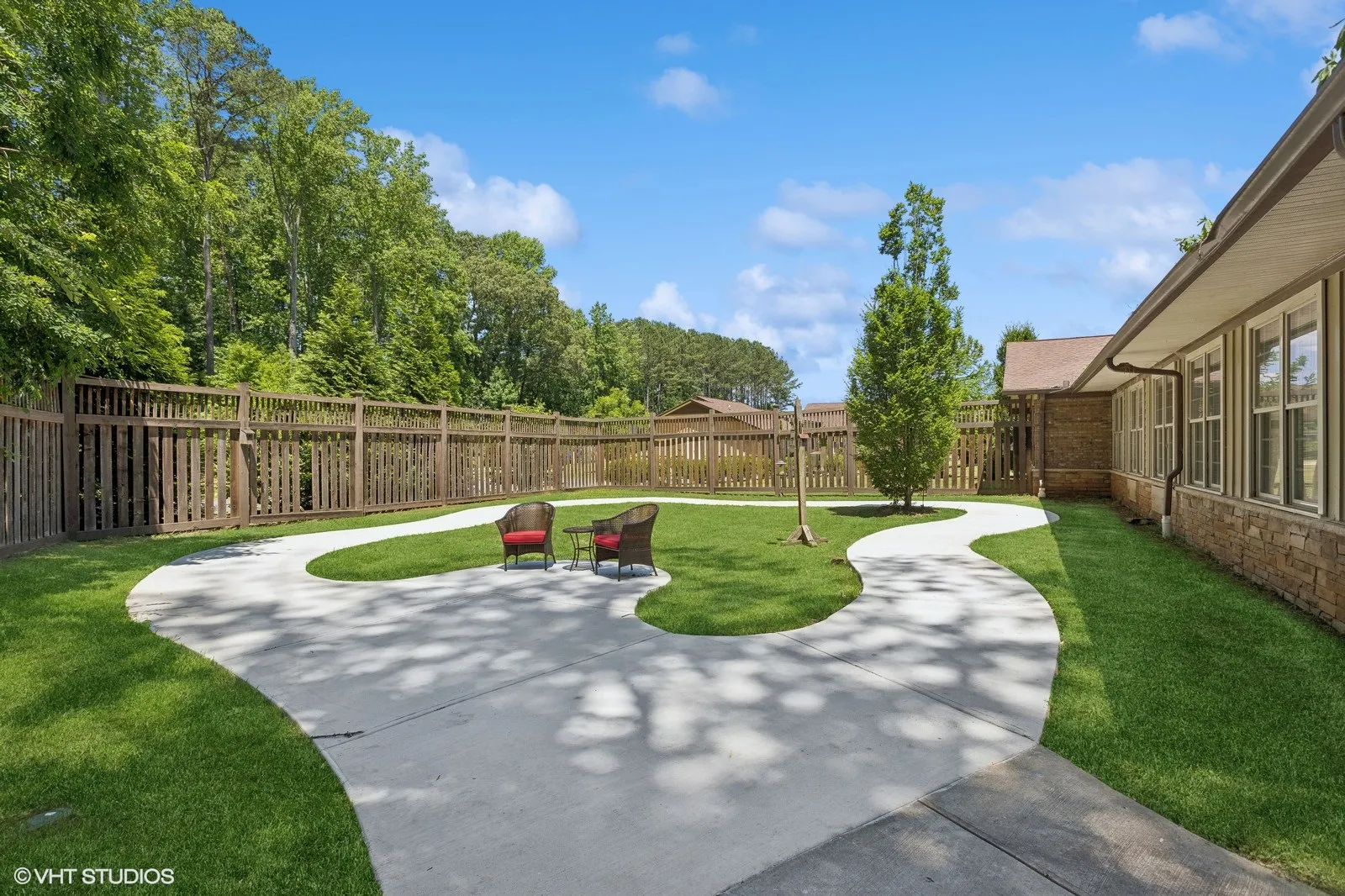 12_3333ECherokeeDr_220_Location20_Large