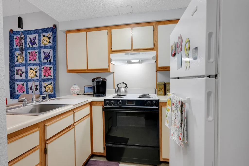 640_E_Highland_Ave_Nevada_MO_64772_USA-Kitchen-DSC0289