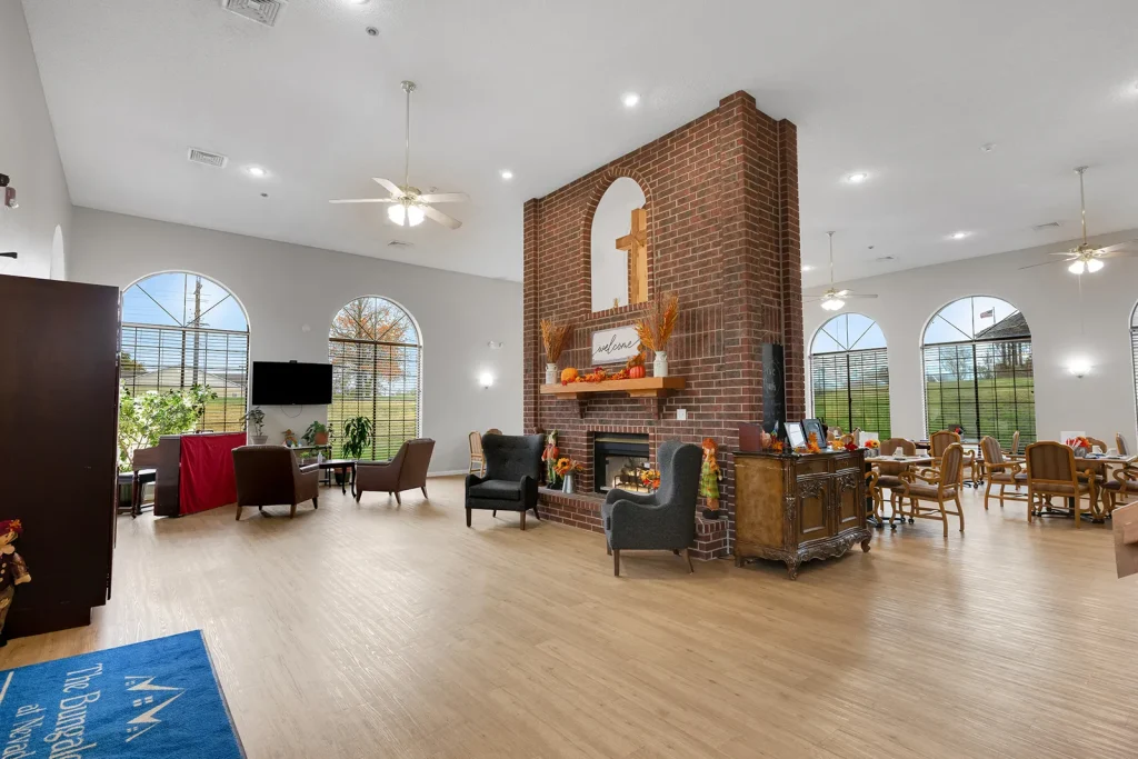 640_E_Highland_Ave_Nevada_MO_64772_USA-Living_room-DSC0262