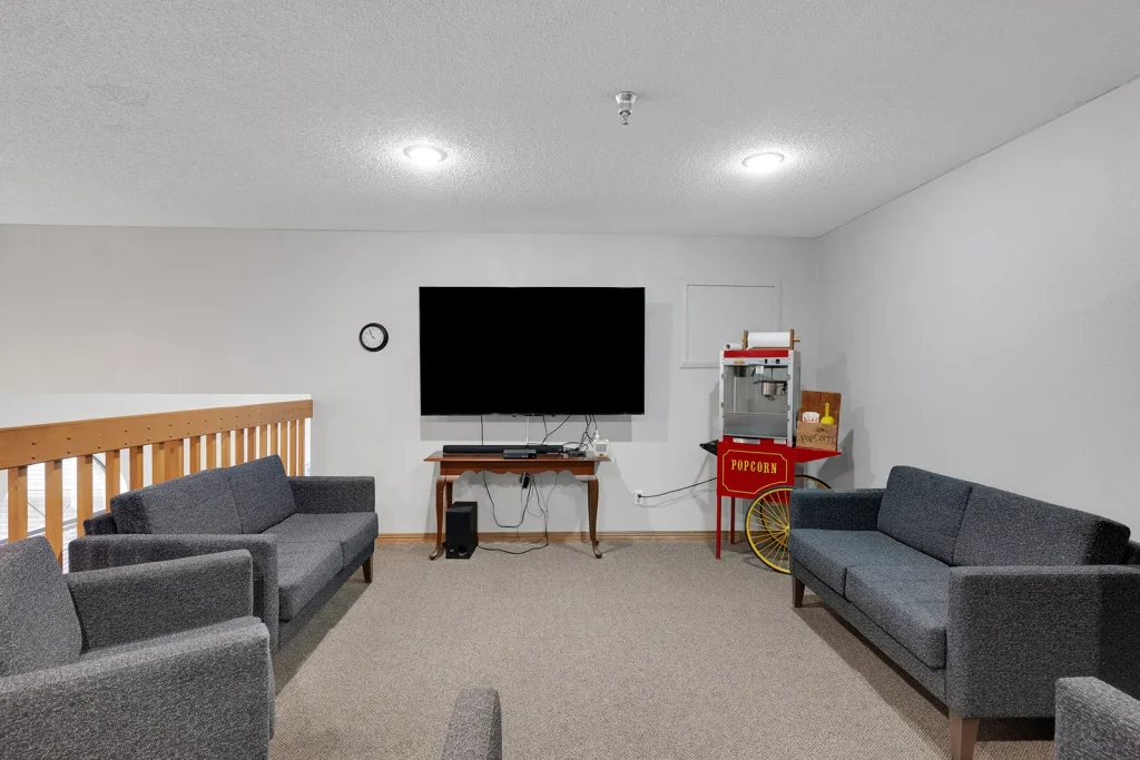 640_E_Highland_Ave_Nevada_MO_64772_USA-Living_room-DSC0268
