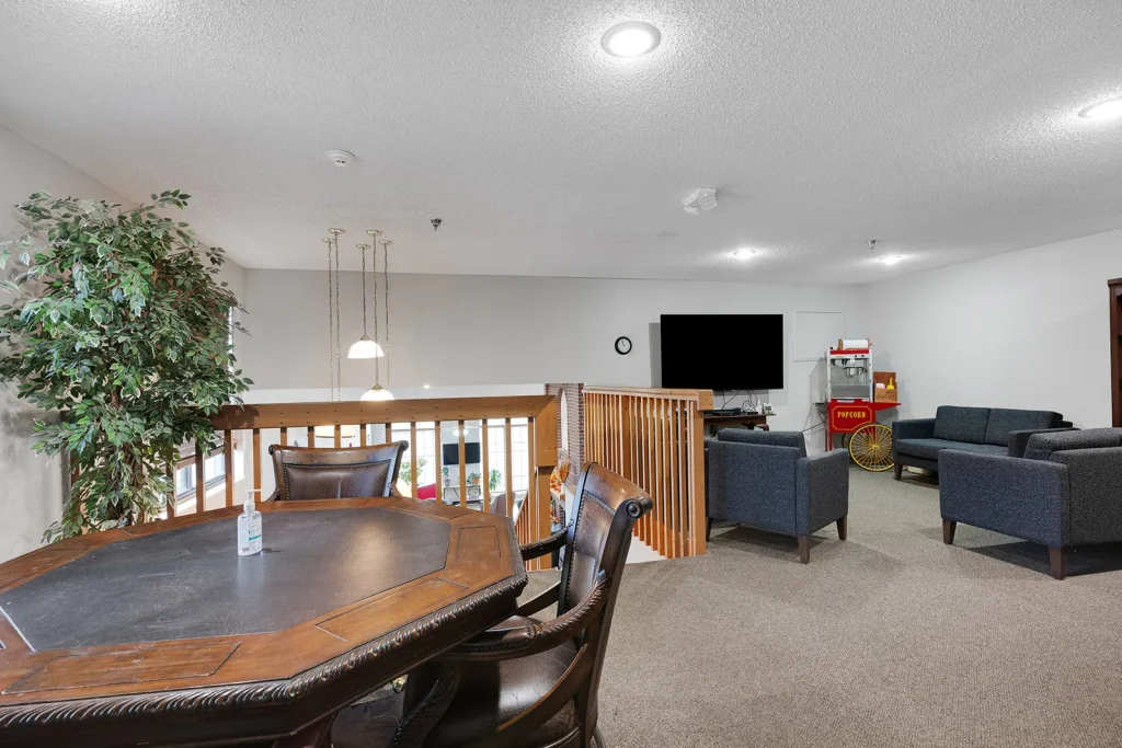 640_E_Highland_Ave_Nevada_MO_64772_USA-Living_room-DSC0277