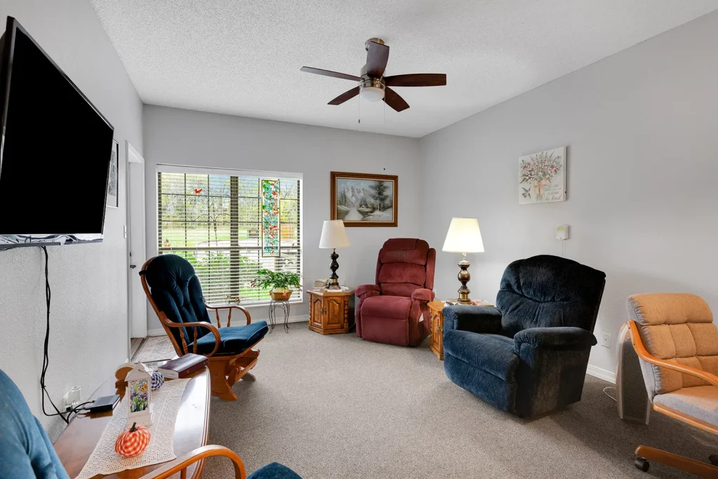 640_E_Highland_Ave_Nevada_MO_64772_USA-Living_room-DSC0283