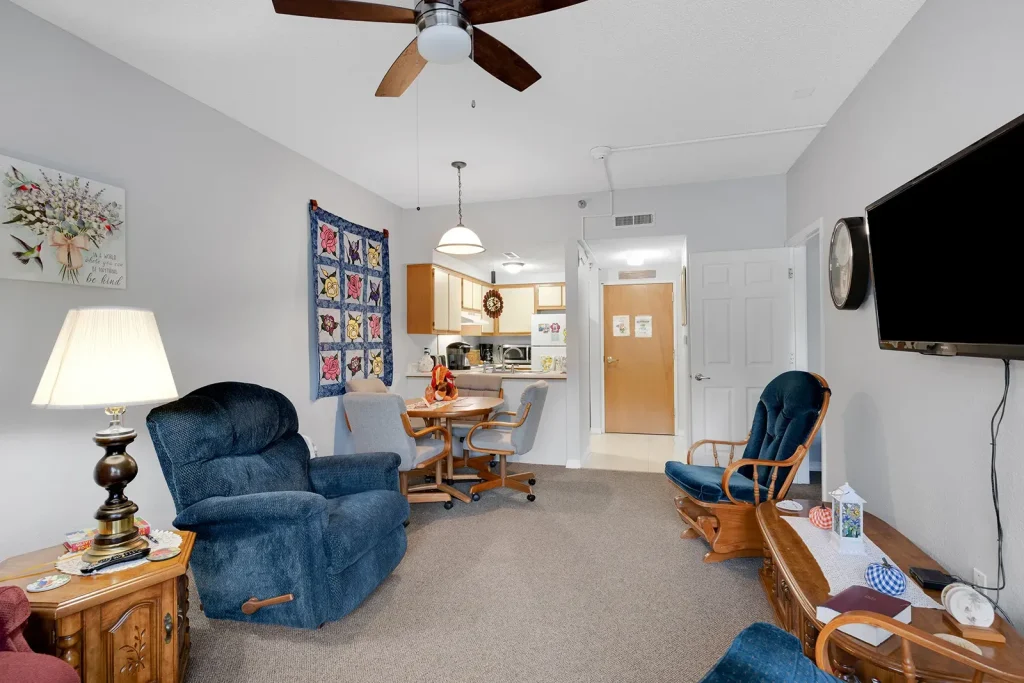 640_E_Highland_Ave_Nevada_MO_64772_USA-Living_room-DSC0286