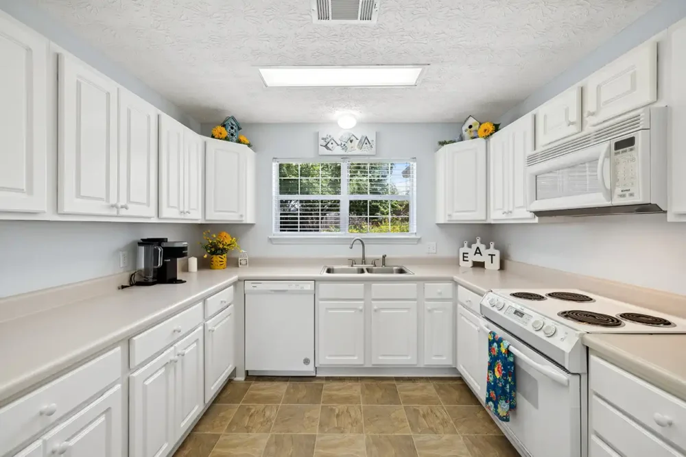 13-Neighborhood at Dothan-Model-Two-Bedroom-Cottage-Kitchen-1000x667