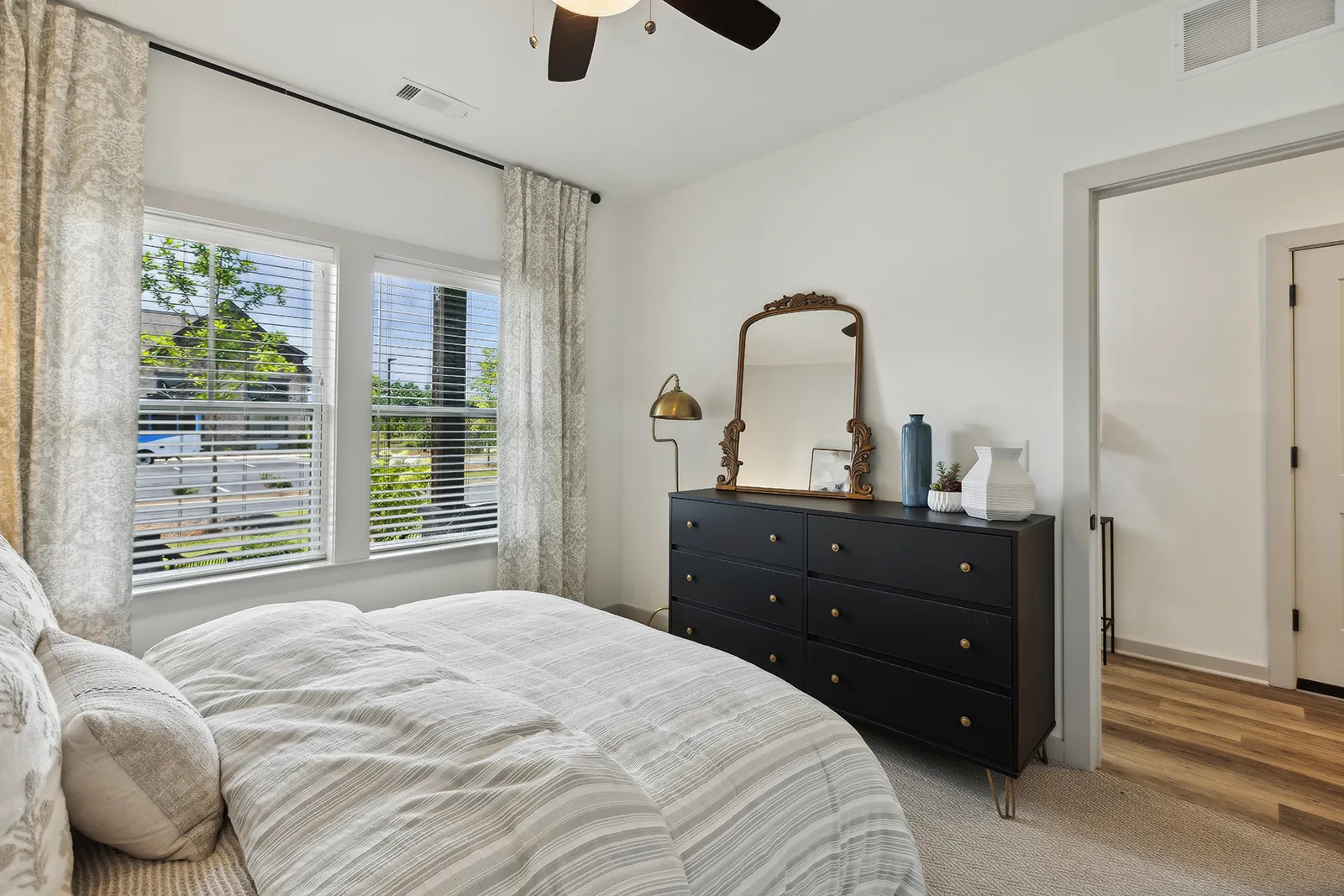 25_1200WillowViewDrive_2055_HiRes